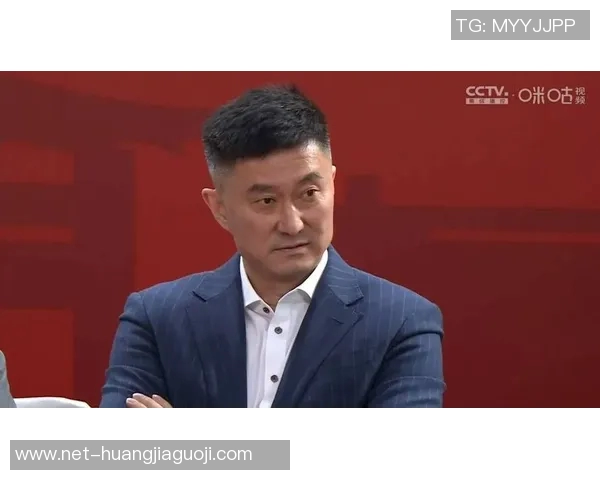 杜锋活动现场人气爆棚众美女争相合影球迷调侃其工作繁忙不堪